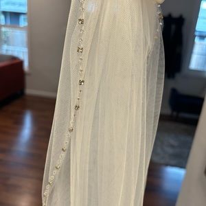 Ansonia Bridal Veil 144s 45”lx60”w single beaded rhinestone edging.